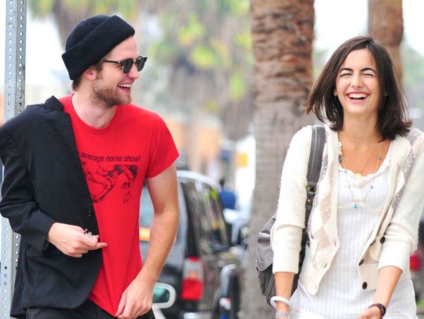 Salen fotos de Rob con Camilla Belle del día 30/11. Igualmente se rumoreaba que ella salía con Joe. Para mí solo fue amiga de Robert.