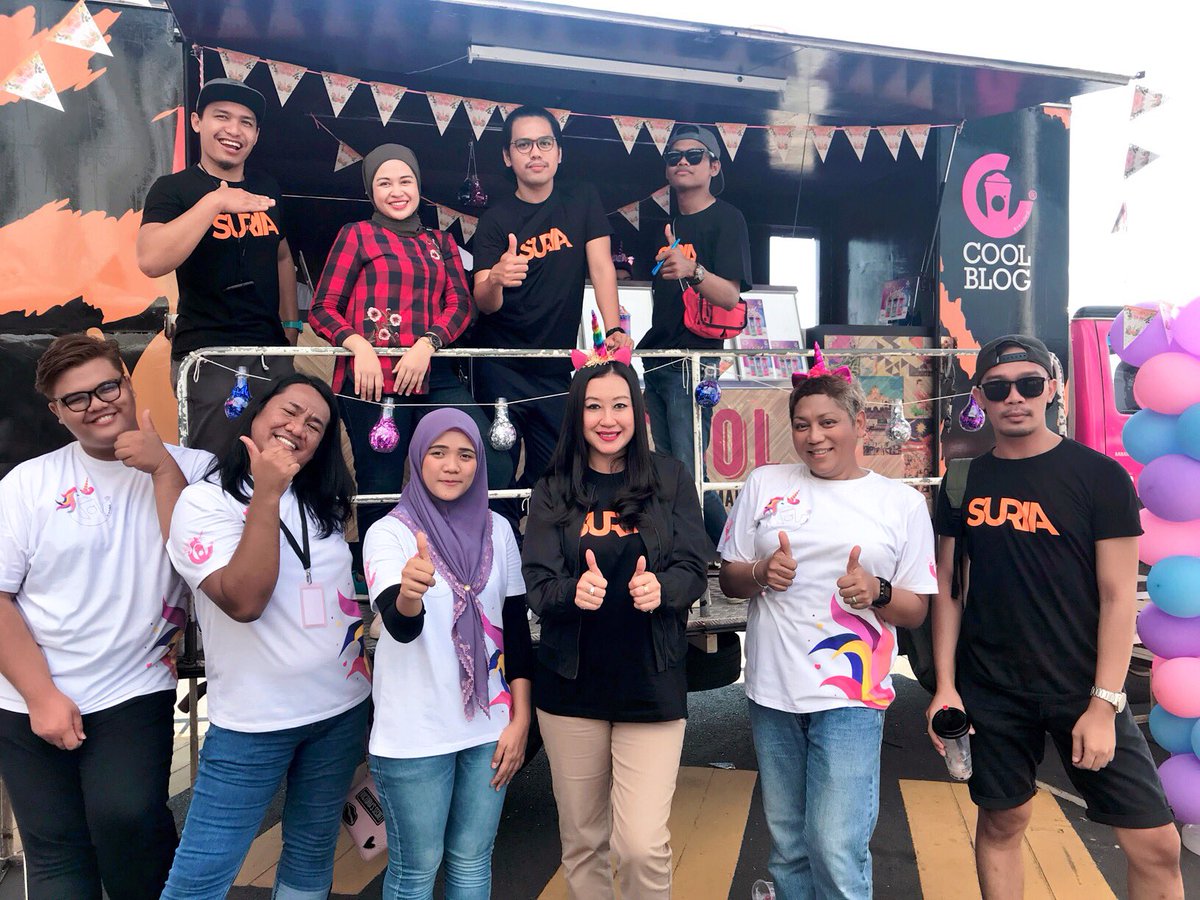 djlinsuriacinta's tweet photo. #djlin g #aeonmallnilai utk event #suriajamxcoolblog Tq @khaibahar94_ meriahkan event @suria_malaysia & @CoolblogMY Tq orang kuat #coolblogmalaysia #winz #faz #aleep belanja air terbaru #unicoolmagical #unicooldazzle #unicooltwinkle mmg sedap👍cuma RM7.50 satu😘ada 300 outlet😘 https://t.co/MHWx7QwXxv