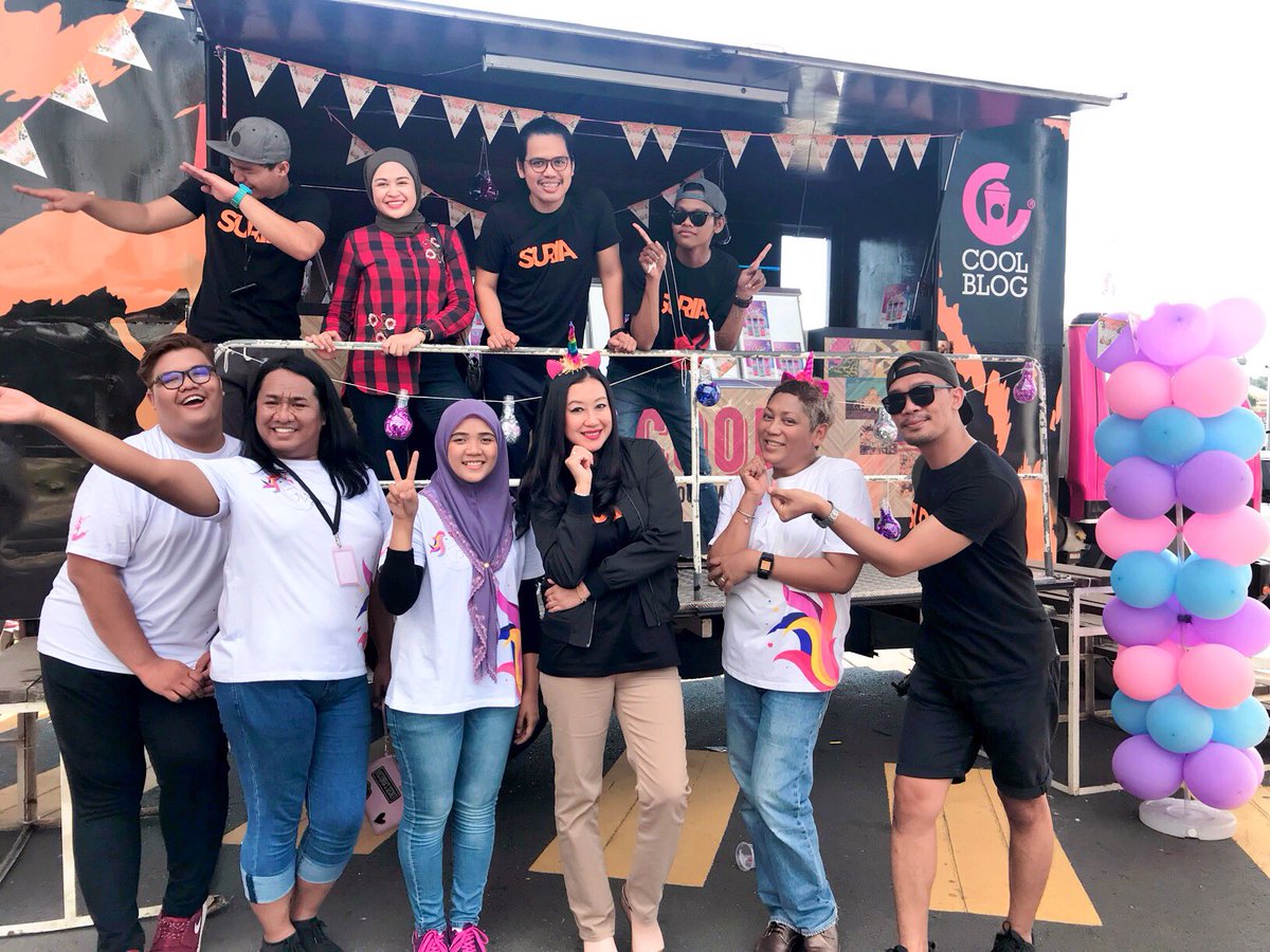 djlinsuriacinta's tweet photo. #djlin g #aeonmallnilai utk event #suriajamxcoolblog Tq @khaibahar94_ meriahkan event @suria_malaysia & @CoolblogMY Tq orang kuat #coolblogmalaysia #winz #faz #aleep belanja air terbaru #unicoolmagical #unicooldazzle #unicooltwinkle mmg sedap👍cuma RM7.50 satu😘ada 300 outlet😘 https://t.co/MHWx7QwXxv