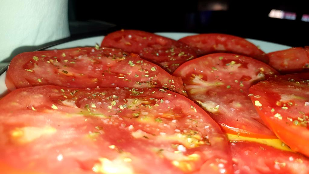 NonoSeron's tweet photo. Un tomate de 500g de Las Vegas Altas,con aceite y sal y una pizca de orégano es #ComidaOrgasmica https://t.co/rjL5UdzWtV