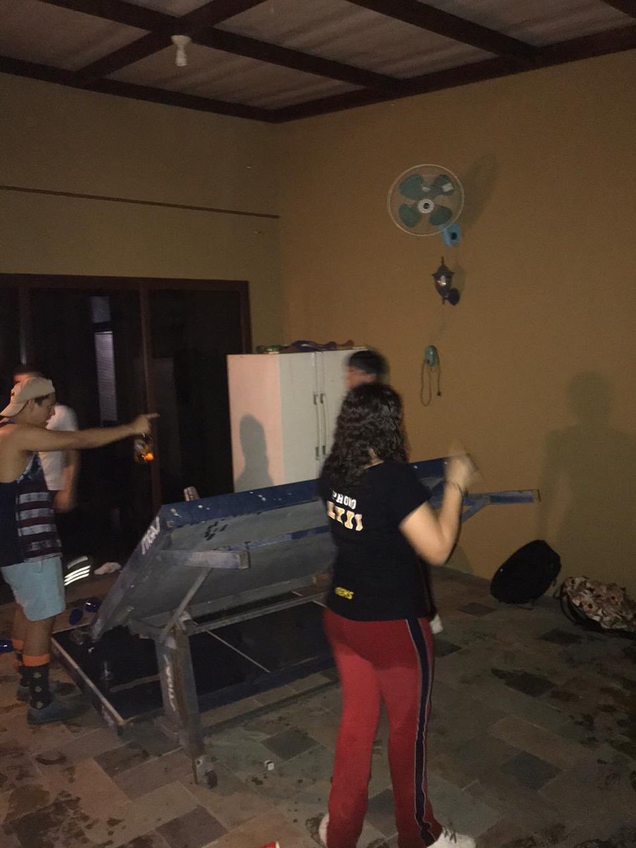 thomas8av's tweet photo. Que buen after, donde los que nunca chupan ni bailan, fueron los que más v se hicieron, donde se rompieron puertas, botellas y mesas de Ping Pong, donde había lluvia artificial, donde bailamos Don Medardo y JJ donde la promo fue súper unida. Préparense que se vienen más.#Promo71 https://t.co/WAqPoh5E46