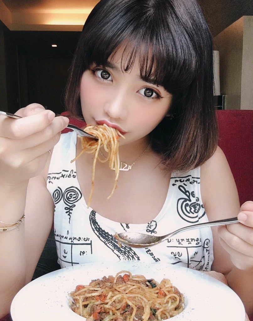 好きな人の前と？仲良いやつの前でパスタを食べる時の顔は違うwww