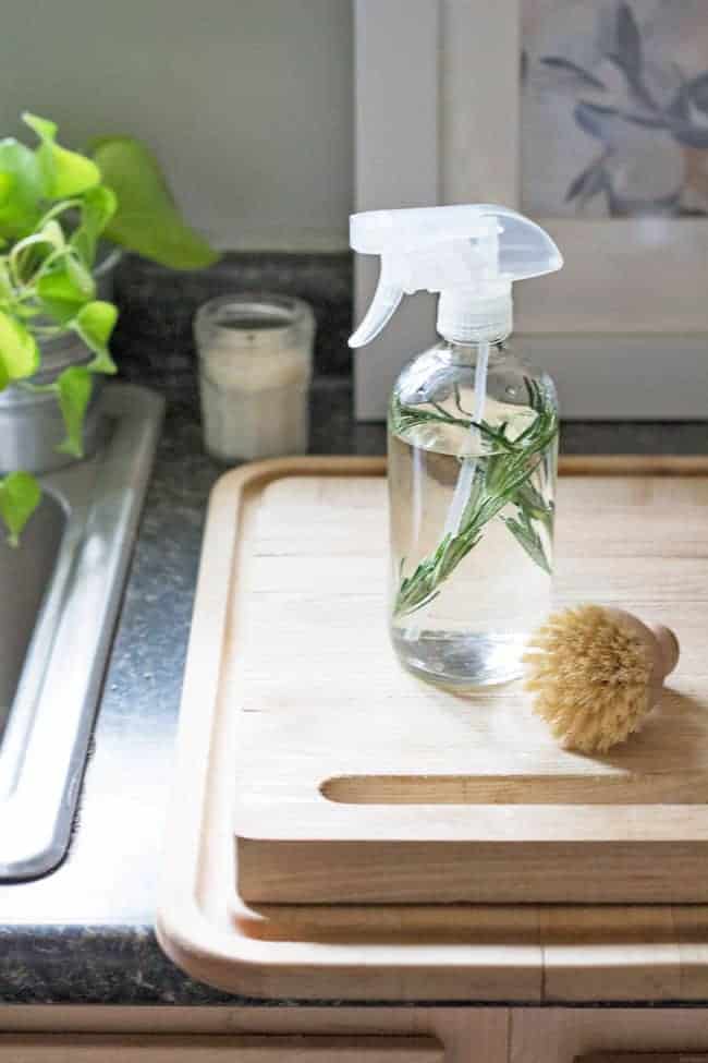OasisColumbus's tweet photo. 5 DIY SOLUTIONS FOR CLEANING COUNTERTOPS https://t.co/2qHMY5pZcT #cleaningtips #diy #countertops https://t.co/YLTWhrc2ni
