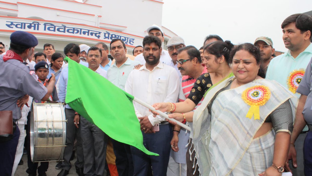 anupmajaisbjp's tweet photo. अयोध्या : " स्कूल चलो अभियान " के अंतर्गत आयोजित कार्यक्रम में भारी संख्या में उपस्थित परिषदीय विद्यालयों के बच्चों को पाठ्य पुस्तक एवं स्कूल ड्रेस वितरित किया । #AaoSchoolChaleHum
#TransformingUPBasicEducation https://t.co/qHNBVooXbb