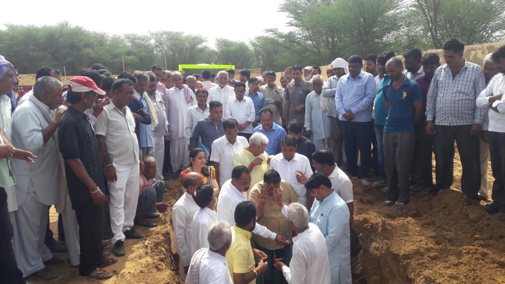 GovindDotasra's tweet photo. #लक्ष्मणगढ़ #पालड़ी में प्राथमिक स्वास्थ्य केन्द्र का शिलान्यास व पशु चिकित्सालय का लोकार्पण किया। @DIPRRajasthan https://t.co/dmbWoDx9j5