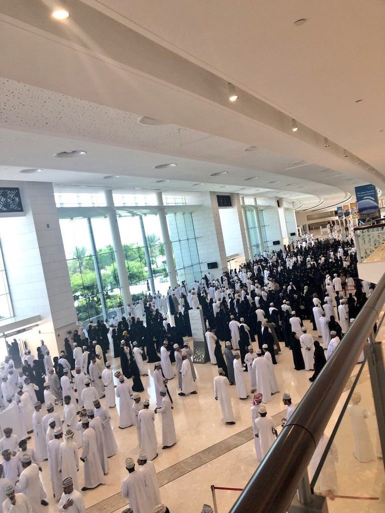_msa92's tweet photo. اللي يقهر رغم كل الادلة على ان الشعب يعاني فالبحث عن وظيفة ، يجيك واحد يتفلسف يقول الوظايف موجودة ولكن الشعب ما يجتهد فالبحث عنها وانه نايم ، هذا المفروض يسدحونه فالشارع فعز الظهر ويسحب من مسندم لصلاله رايح راد 🙂🔥ء 

 #باحثون_عن_عمل_يستغيثون122 https://t.co/9bb5DKnK3j