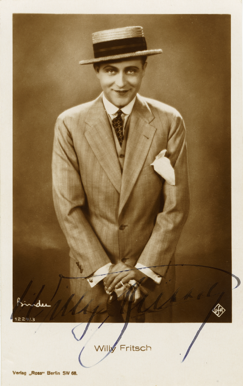 de_kinemathek's tweet photo. Willy Fritsch, Foto: Atelier Binder, #Berlin
https://t.co/JsOU0OEhr5 #KinoderModerne #StarPostkarte #film #Kino #Weimartouch #Bravocover #1920ies #Ufa https://t.co/KNIBRK4vXJ