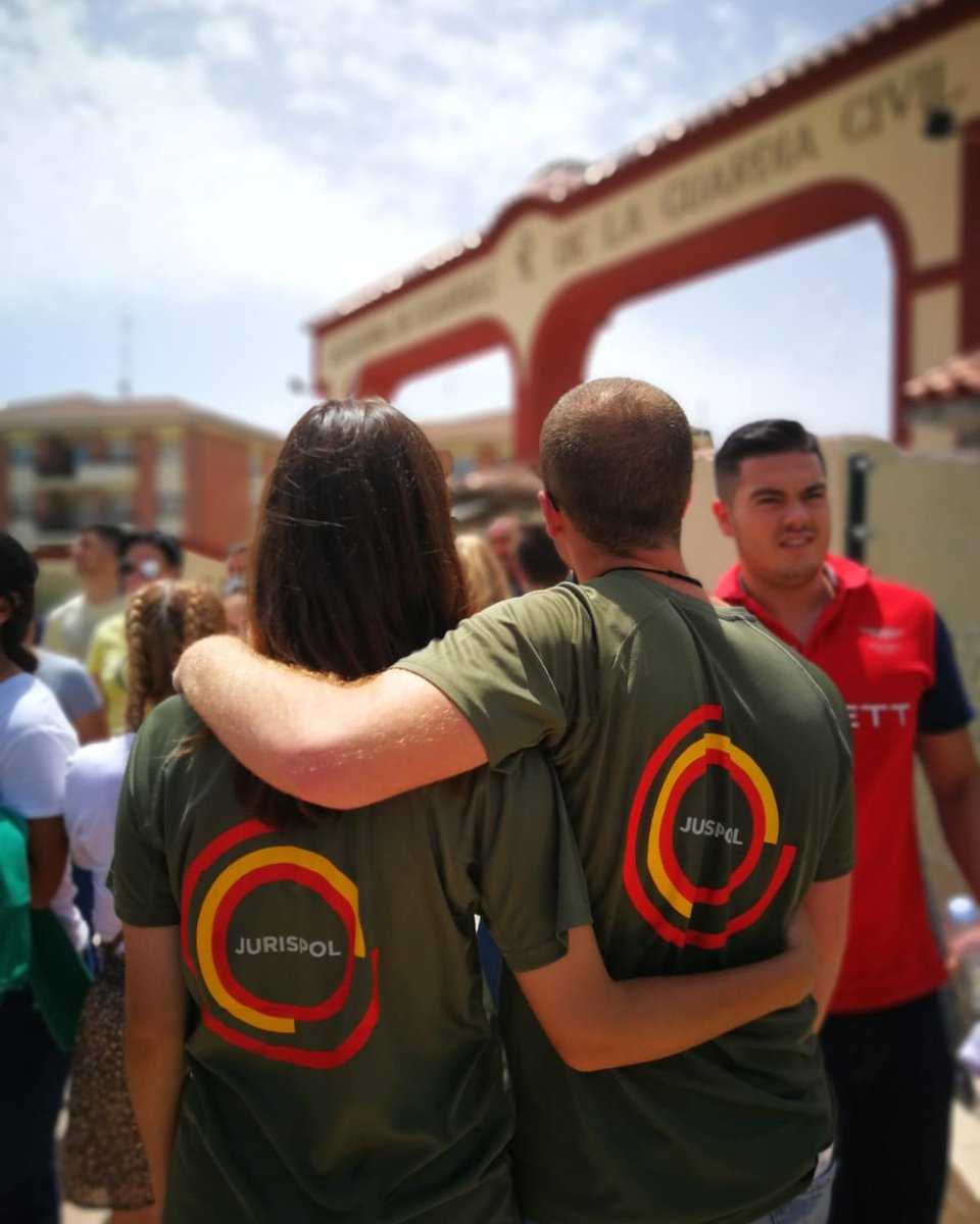 JurispolMalaga's tweet photo. ¡Fin de la primera de las jornadas que llevarán a nuestros alumnos al éxito y a convertirse en Guardias Civiles!💚
Nos ha encantado estar a vuestro lado esta mañana en Baeza💪🏻
°
°
°
#motivacion #jurispolmalaga #oposicionguardiacivil #baeza #aporla125 https://t.co/II8YZyjA8X