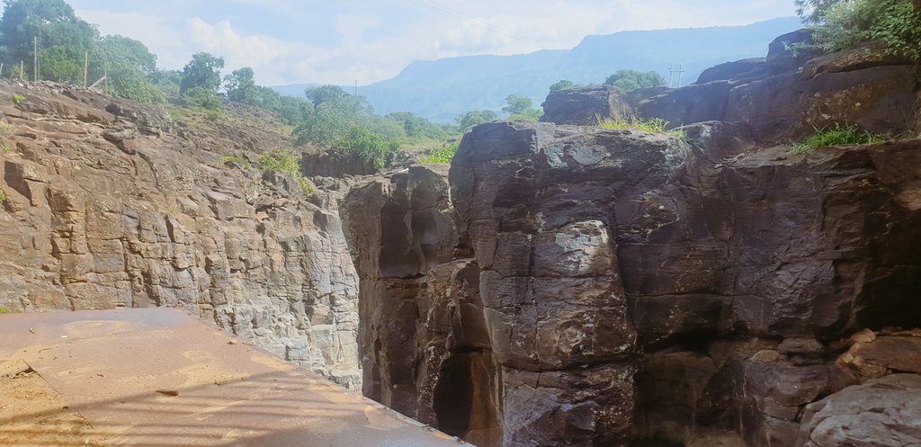 Pit stop at Chebloch Gorge. We in a hurry so no diving demos for us.