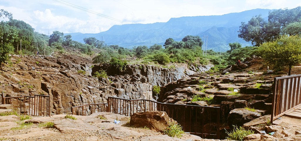 Pit stop at Chebloch Gorge. We in a hurry so no diving demos for us.
