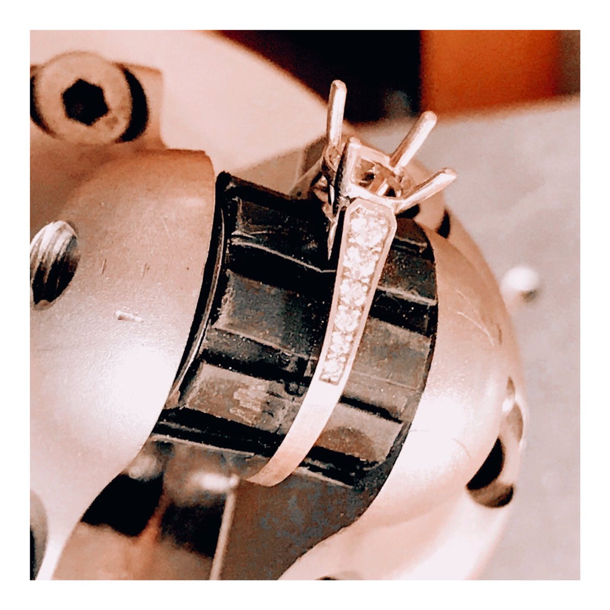 Bashert_Jewelry's tweet photo. Setting melees is a delicate balance between craft and patience. I love the exercise of patience when setting the scalloping stones. 
〰️
〰️
#bashert #bashertjewelry #stylegrids #Stylegrid #jewelrydesign #jewelrydesigner #dontpayretail #luxury #jewelry https://t.co/DmWC60oneQ