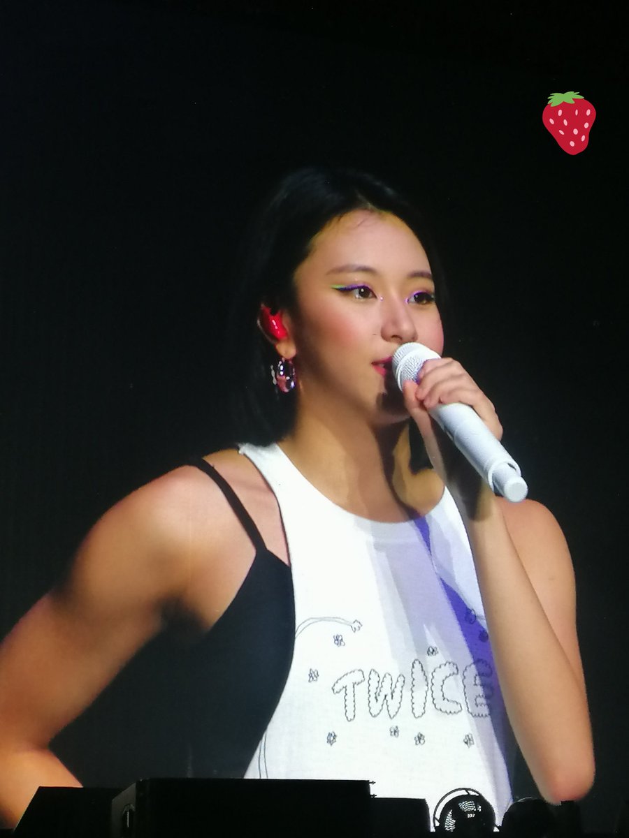 visfralin's tweet image. Son Chae Strong 💪💪💪💪
Look at those bulging muscles

#CHAEYOUNG #채영 #TWICELIGHTSinSG