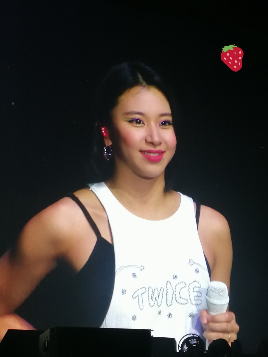 visfralin's tweet image. Son Chae Strong 💪💪💪💪
Look at those bulging muscles

#CHAEYOUNG #채영 #TWICELIGHTSinSG
