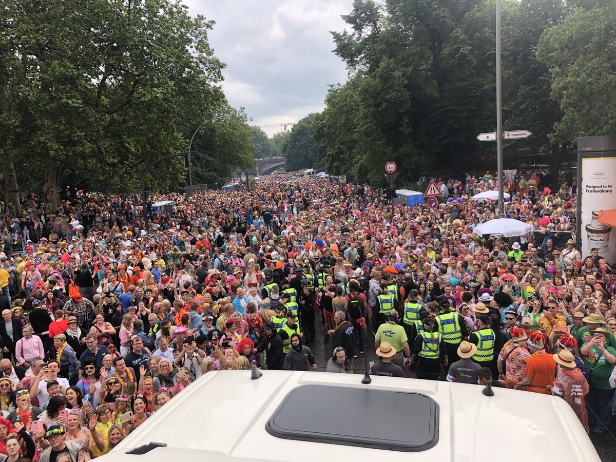 Der erste Auftritt nach dem Tod seines Vaters Costa Cordalis: Lucas Cordalis führt in Hamburg den #Schlagermove auf <a href="/BILD/">BILD</a> Wagen Nummer 1 an! @BILD_Promis <a href="/lucascordalis/">Lucas Cordalis</a>