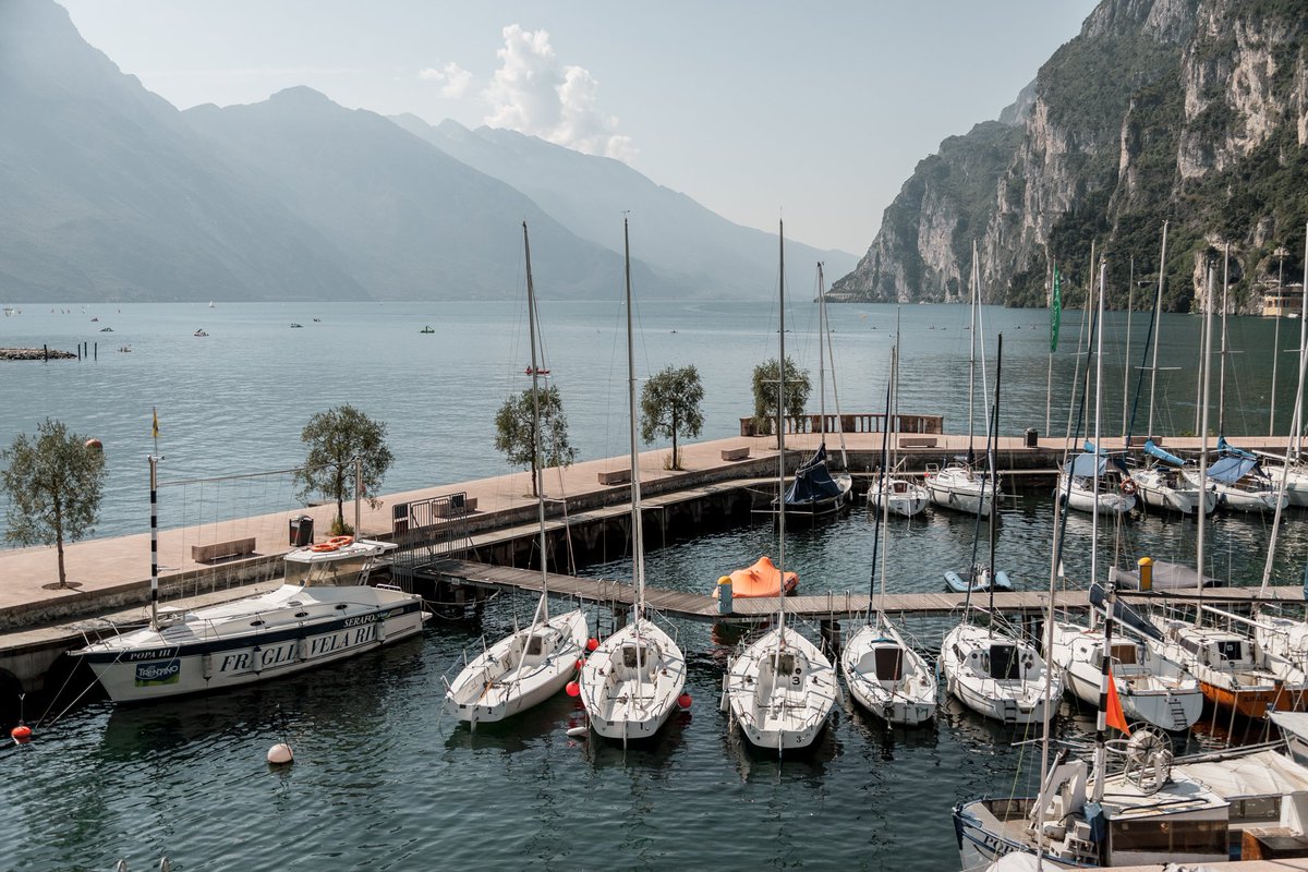 THE BEST OF DOLOMITES STORIES #42
“La mia storia inizia subito prima dello scoppio della guerra con l’Italia, quando il governatore della zona del Garda affonda di proposito il suo cutter Sirius nelle acque del golfo di Torbole..."
Per rileggerla: bit.ly/2xJgNyO