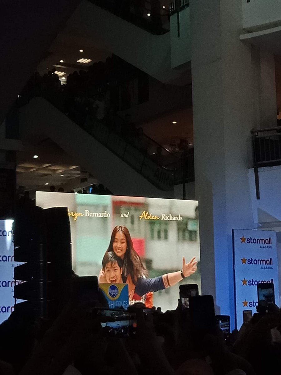_mejicokia's tweet photo. the cast of "hello love goodbye". finally, nakita ko na si kathryn bernardo in person. i'm so blessed and thankful 😭 sobrang idol ko si kath huhu. di man ako nakapagpapic but maybe next time? unexpected 😍 sobrang gandaaaa nya grabe huhu. akyat doon, baba dito parang lang makita https://t.co/6TOJYOqk34