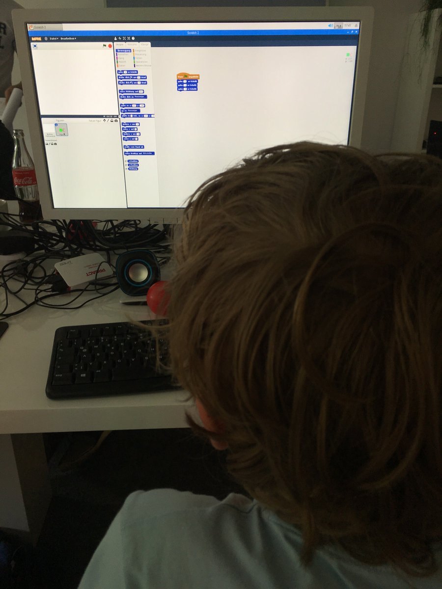 BenjaminUlsamer's tweet photo. Die ersten beiden @hckrschl's im Rahmen des @nuedigital Festivals sind in vollem Gange. Full House. Die Kids programmieren fleissig in Scratch und Python ihre Games :) #nuedigital #teamproact #cueconcept #python #Scratch https://t.co/djH2h5n9Ju