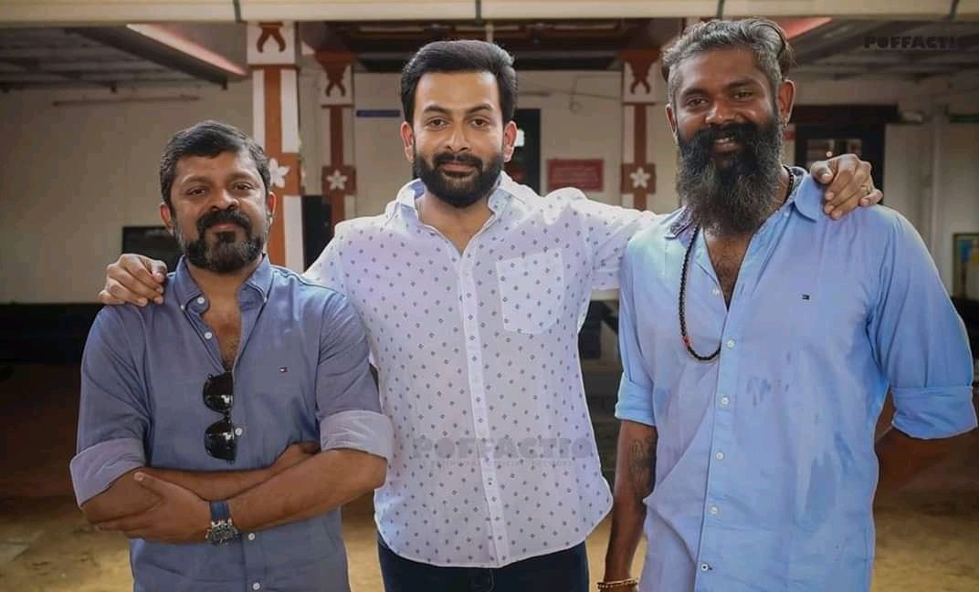 TSuriyaPrithvi's tweet photo. #DrivingLicense 😍

@PrithviOfficial @PrithvirajProd @Poffactio #SupriyaMenon #Miya #DeepthiSati #MagicFrames #ListinStephen #Sachy https://t.co/ZaAYXrZDF8