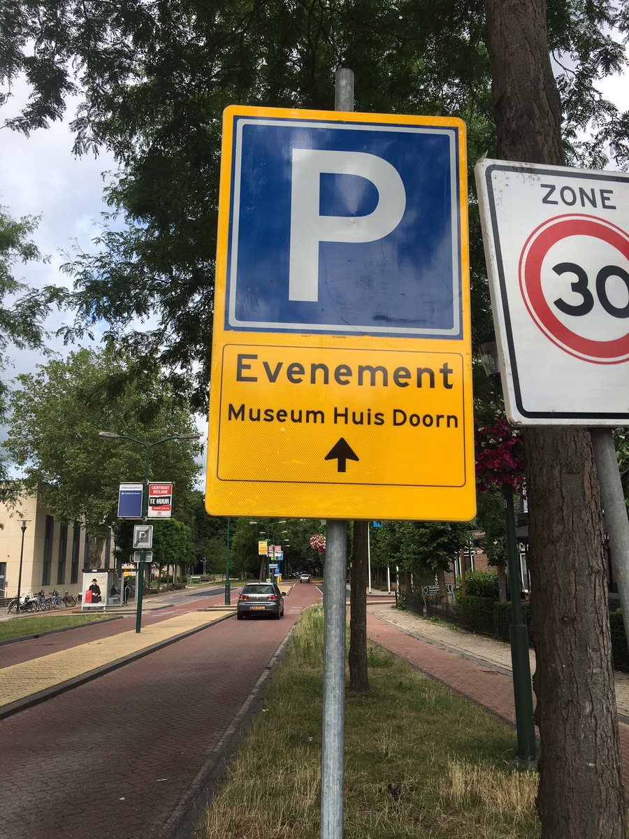 Volg de borden Evenement Huis Doorn en laat je vanaf de #VanBraamHouckgeest kazerne naar het #historischfestivaldoorn vervoeren met oldtime bussen!