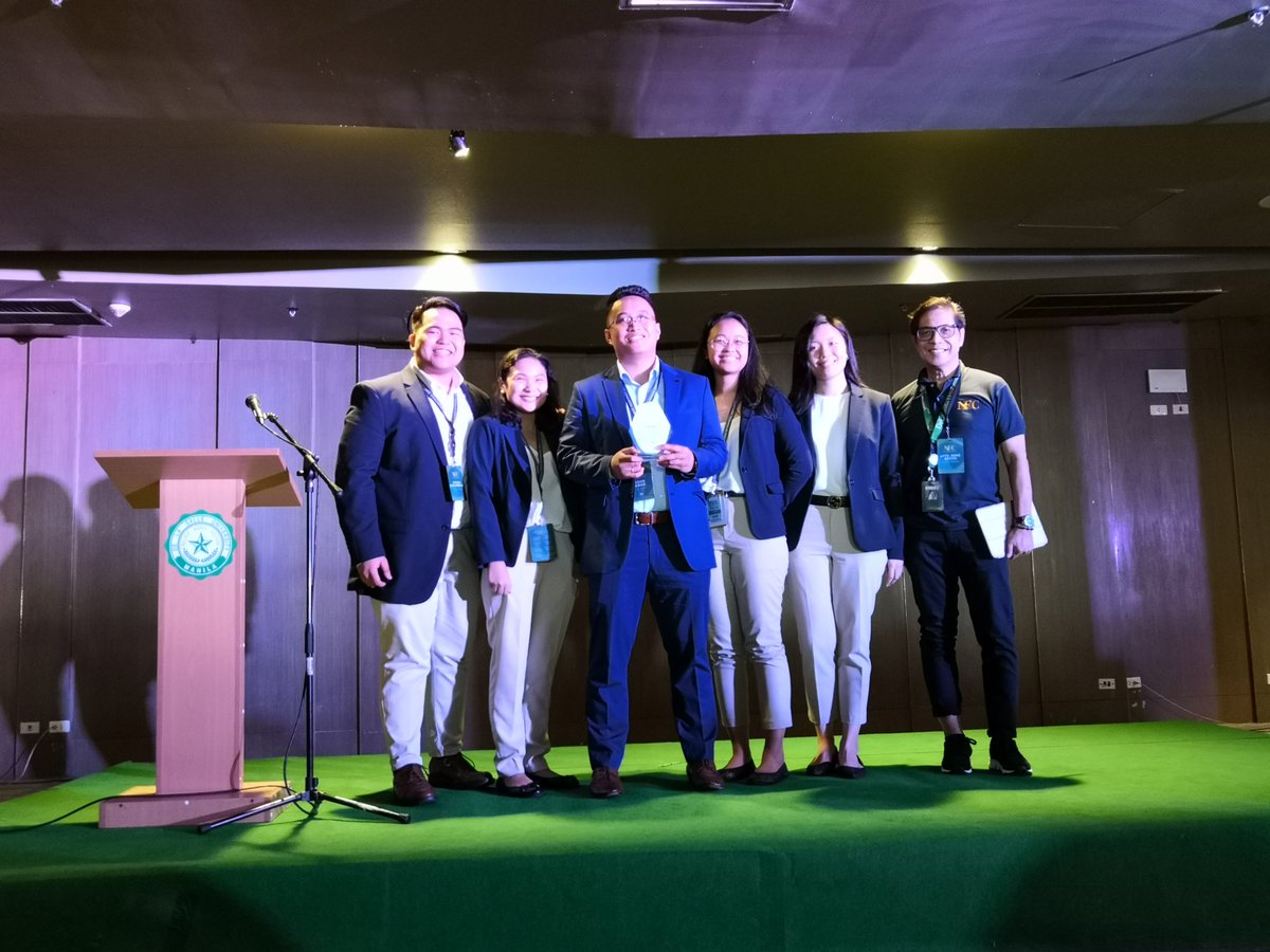 nfc_mafia's tweet photo. IN PHOTO: Awarding of the plaque of recognition to our speaker, Mr. John Abad with the Project Heads Winzen Matamorosa, Eula Sedonio, Celina Perez, Sharmaine Chan and MaFIA Faculty Adviser Atty. Rene Betita

#NFC2019
#ProgressiveFinance
#FinanciallyForward https://t.co/8ZWhcPQl5Y