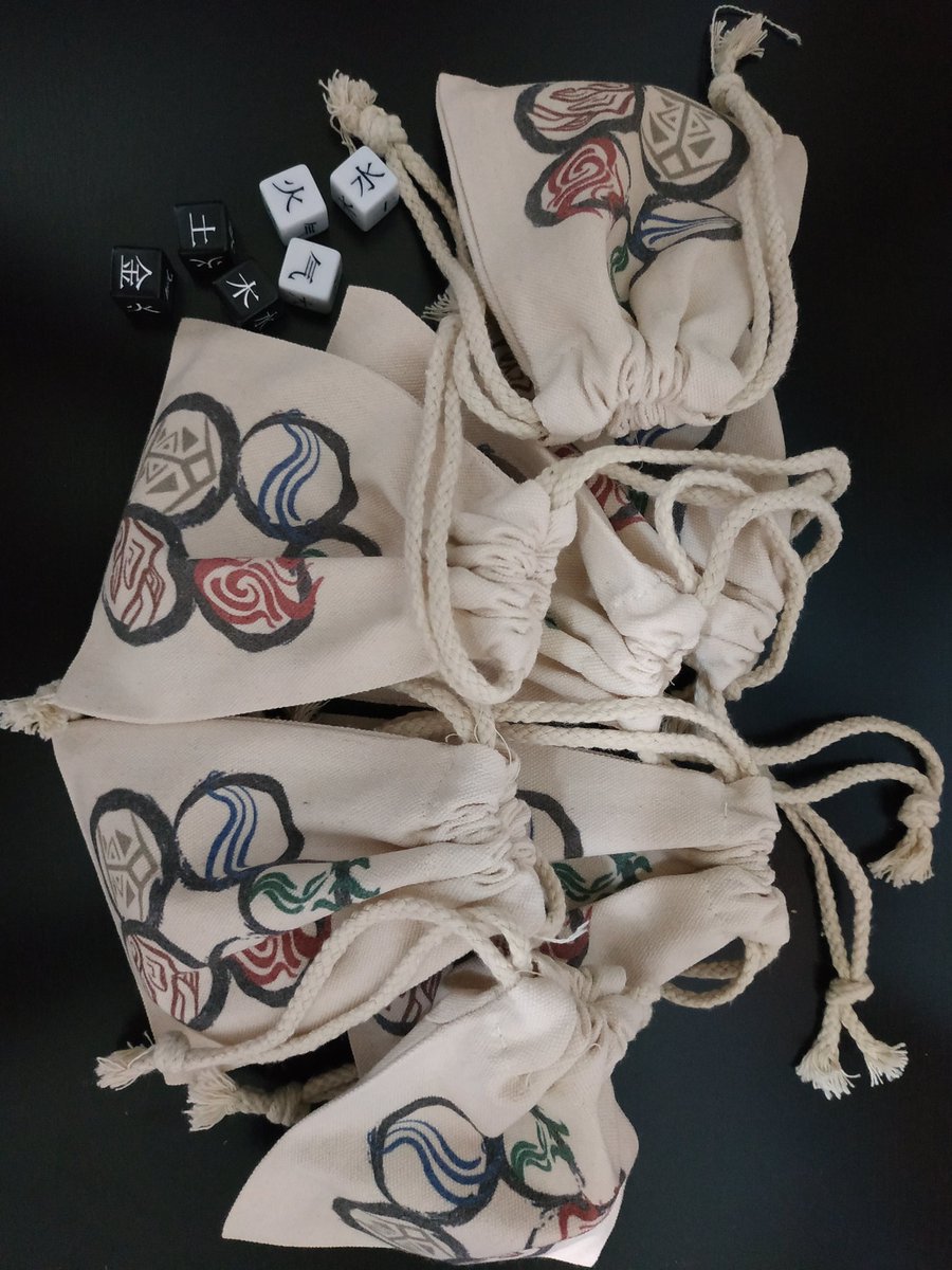 WuDeRpg's tweet image. Hey!
Neben spielen und leiten, habe ich mein eigenes #RPGSystem entwickelt. #五德 - #TheFivePowers ist ein cooperatives Erzählspiel #CooperativeStorytelling auf der Basis von Yin&amp;amp;Yang.
Die Würfelmechanik folgt der Idee, Harmonie im Würfelchaos herzustellen.
#ElementDice