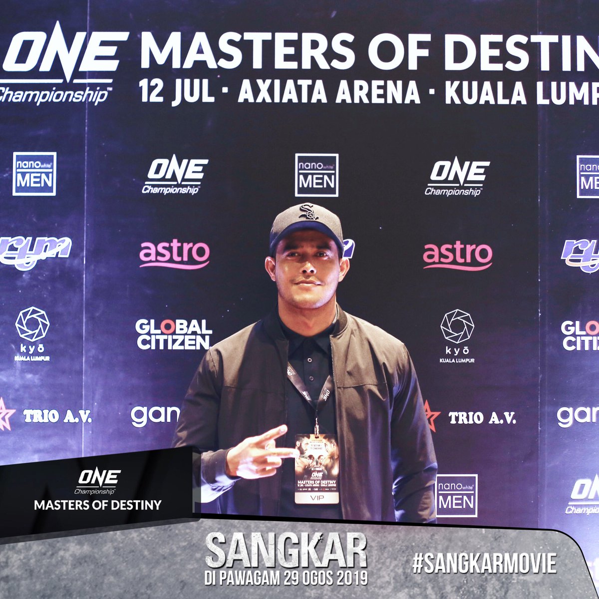 AstroShaw's tweet photo. Hero SANGKAR @zul_ariffin86 pun ada untuk tengok One Championship Master Of Destiny di Axiata Arena Kuala Lumpur malam tadi. Mood SANGKAR dah mula membara ni🔥🔥

SANGKAR DI PAWAGAM 29 OGOS INI! 
#OneChampionship
#MasterofDestiny
#SangkarMovie https://t.co/04aSlr5B3d