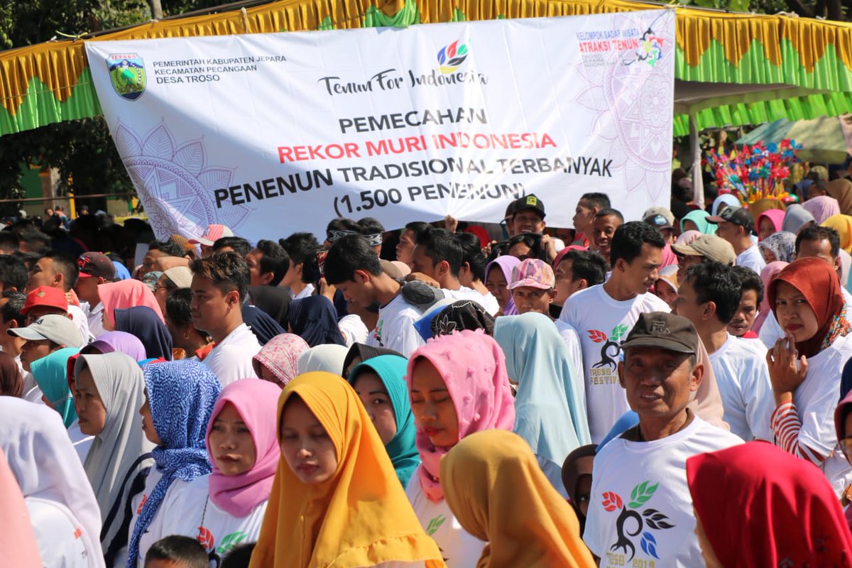 jeparakabgoid's tweet photo. Desa #Troso, Kecamatan Pecangaan berhasil mencatatkan diri dengan 1.408 perajin tenun. Rekor baru ini menumbangkan rekor yang sebelumnya dipegang Pemerintah Sumba Barat Daya NTB yang mencatat ada 1100 perajin tenun pada 2017 lalu. (DiskominfoJepara/Dian). https://t.co/kdiykx7w0o