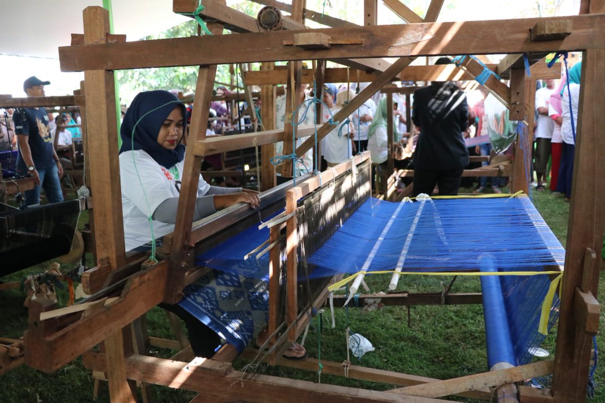 jeparakabgoid's tweet photo. Desa #Troso, Kecamatan Pecangaan berhasil mencatatkan diri dengan 1.408 perajin tenun. Rekor baru ini menumbangkan rekor yang sebelumnya dipegang Pemerintah Sumba Barat Daya NTB yang mencatat ada 1100 perajin tenun pada 2017 lalu. (DiskominfoJepara/Dian). https://t.co/kdiykx7w0o