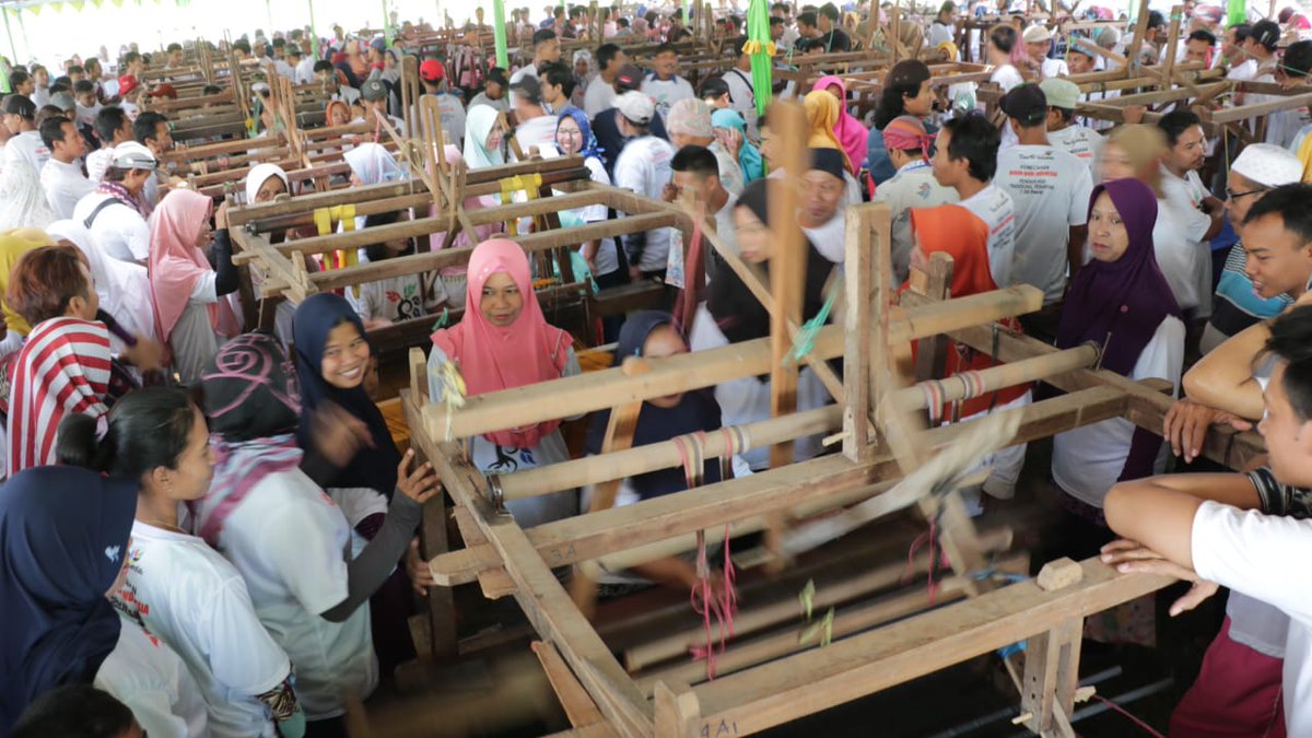 jeparakabgoid's tweet photo. Desa #Troso, Kecamatan Pecangaan berhasil mencatatkan diri dengan 1.408 perajin tenun. Rekor baru ini menumbangkan rekor yang sebelumnya dipegang Pemerintah Sumba Barat Daya NTB yang mencatat ada 1100 perajin tenun pada 2017 lalu. (DiskominfoJepara/Dian). https://t.co/kdiykx7w0o