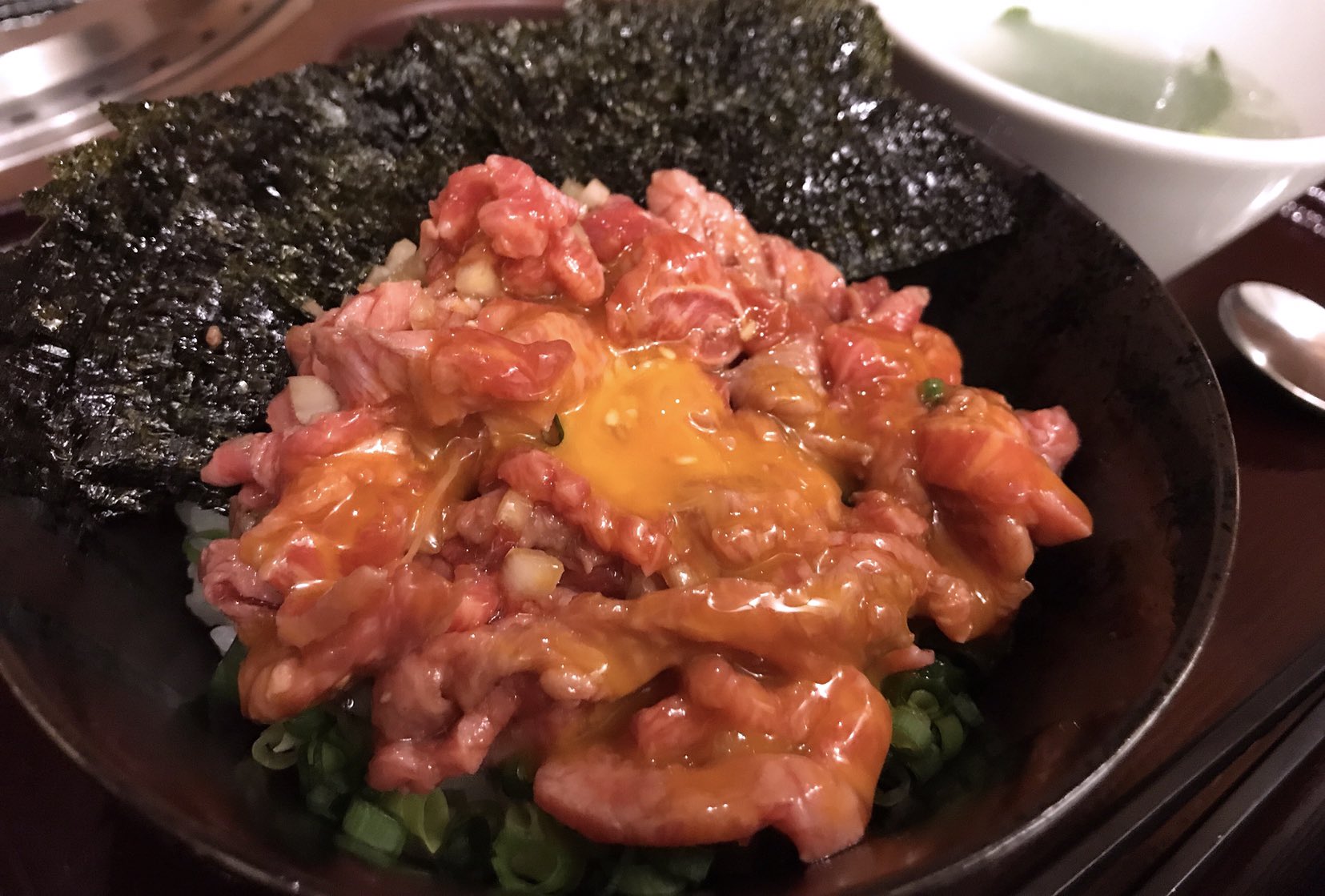 りょうくんグルメ まじでこの世の全てのお肉好きに教えてあげたいんだが立川の和 はなれには全ての人間を虜にする禁断の ローストビーフ丼がある これがユッケ味で超絶美味いからぜひ全国のお肉好き お肉を愛する者たち お肉を憎む者たち 全てのお肉関係