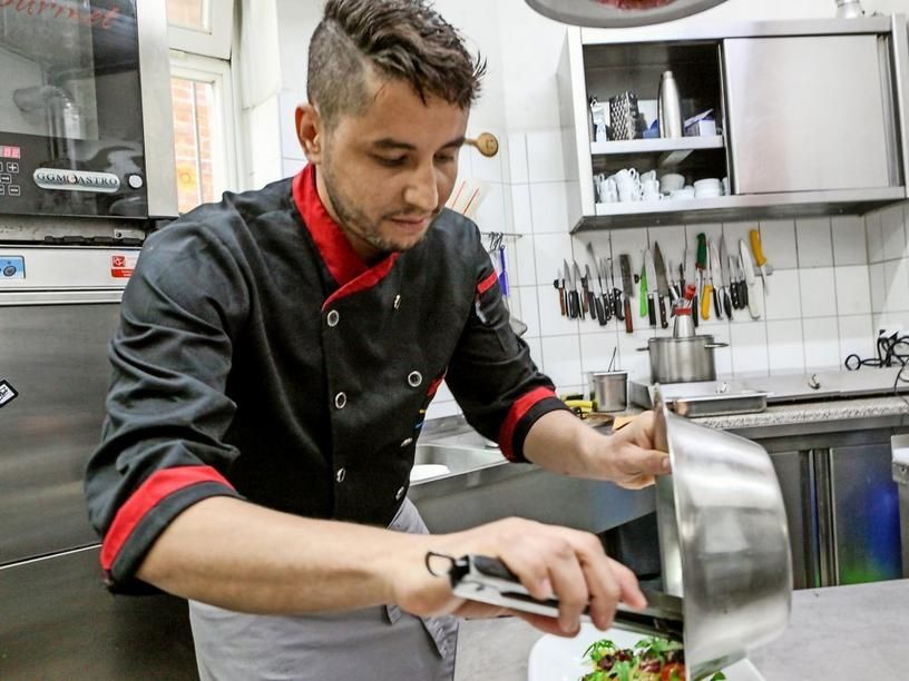 HAZ's tweet photo. So schmeckt es im #Soulkitchen in #Hannover #Linden: Es gilt das Prinzip Guerilla-Küche: Die kleine Speisekarte wird in regelmäßigem Turnus verändert und saisonal angepasst. #Restauranttest #Finkbeiner #Kostprobe [HAZ Plus]

https://t.co/g2Q9y7TXtF https://t.co/6rtFTq4qbh