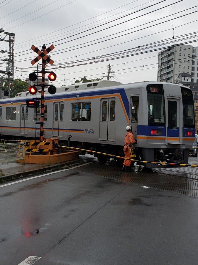 南海高野線の沢ノ町駅付近の踏切の人身事故現場の画像