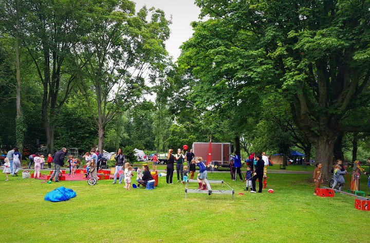 CircusKristal's tweet photo. Een en al gezelligheid in het Noorderpark! ❤️ 😀🤹‍♂️ @debuurtcamping #buurtcamping020 #noorderpark #circusinhetpark https://t.co/JQqmpBKUyA