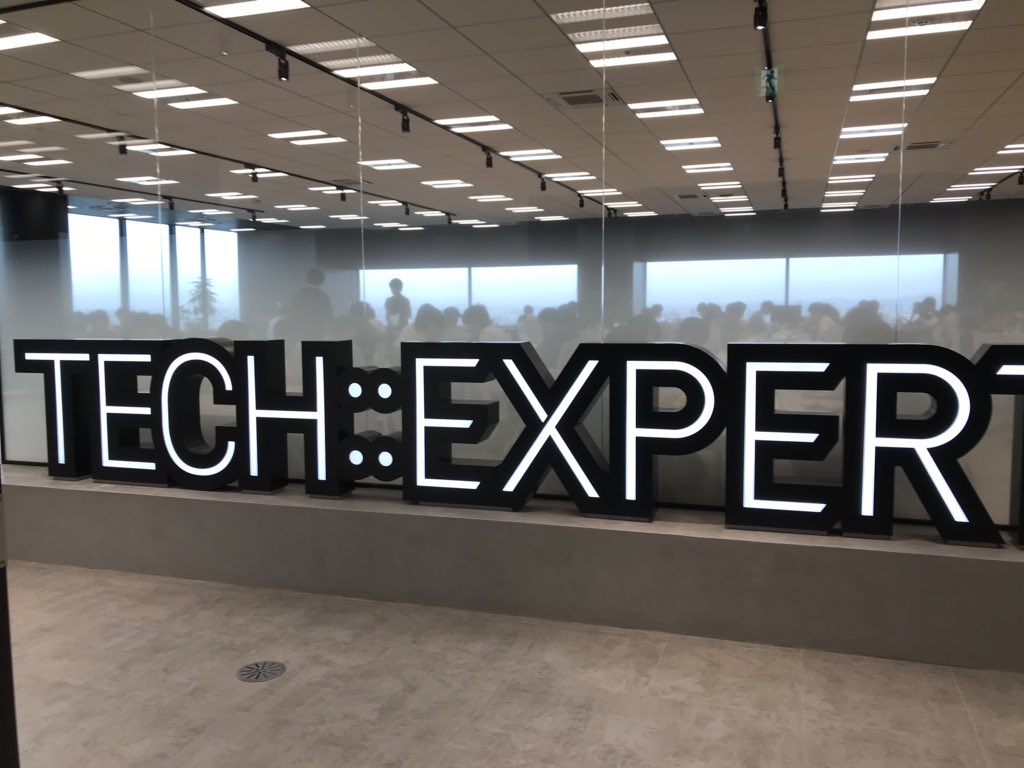 mikiji_13's tweet image. TECH_EXPERT 50日目
コアタイム、体調不良等で３人でした^_^

今日から難波校になりました！
めっちゃ綺麗になりました😊
椅子が硬いです！
景色が綺麗でした^_^

自分も調子が悪いので、早めに帰宅します。
明日からがんばる！

#JavaScript
#Ruby_on_Rails
#TECH_EXPERT
#テックエキスパート