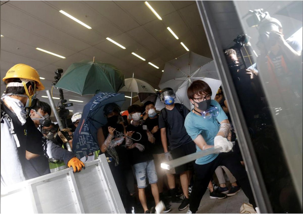 solo_ambuku's tweet photo. @NationBreaking Beware #PundaAmechoka ! #StormParliament and #CountyAssemblies #HongKongProtests style! #redv π https://t.co/VpAeCCoEtj