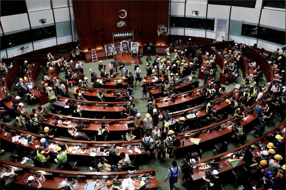 solo_ambuku's tweet photo. @NationBreaking Beware #PundaAmechoka ! #StormParliament and #CountyAssemblies #HongKongProtests style! #redv π https://t.co/VpAeCCoEtj
