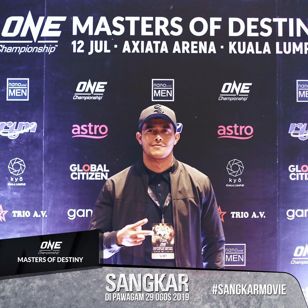 primeworksfilm's tweet photo. Hero SANGKAR @zul_ariffin86 pun ada untuk tengok ONE Championship Master Of Destiny di Axiata Arena Kuala Lumpur malam tadi. Mood SANGKAR dah mula membara ni 🔥🔥

SANGKAR DI PAWAGAM 29 OGOS INI!
#OneChampionship
#MasterofDestiny
#SangkarMovie https://t.co/IK8IbbIy9a