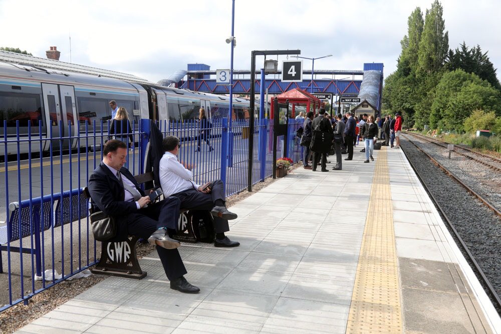 ChinnorRailway's tweet photo. Something odd has happened at Chinnor. A graffiti epidemic, a stealthy third rail installation & smart commuters on #PRP4
Are our P-Way team part of a SR conspiracy to put 3rd rail in GWR territory so @Linda_1198 can run on our line? At least the police are already investigating! https://t.co/Cb0ba21smf