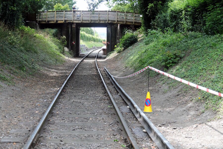 ChinnorRailway's tweet photo. Something odd has happened at Chinnor. A graffiti epidemic, a stealthy third rail installation & smart commuters on #PRP4
Are our P-Way team part of a SR conspiracy to put 3rd rail in GWR territory so @Linda_1198 can run on our line? At least the police are already investigating! https://t.co/Cb0ba21smf