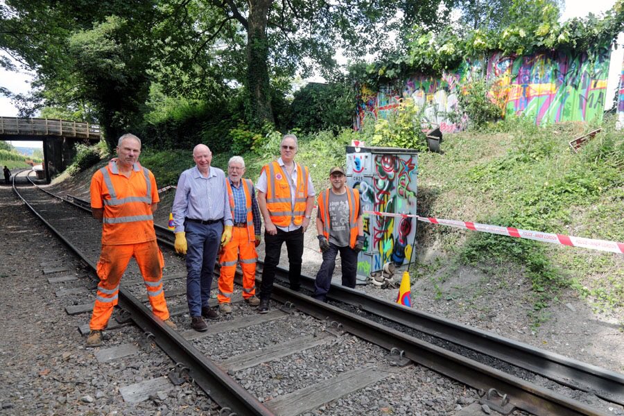 ChinnorRailway's tweet photo. Something odd has happened at Chinnor. A graffiti epidemic, a stealthy third rail installation & smart commuters on #PRP4
Are our P-Way team part of a SR conspiracy to put 3rd rail in GWR territory so @Linda_1198 can run on our line? At least the police are already investigating! https://t.co/Cb0ba21smf