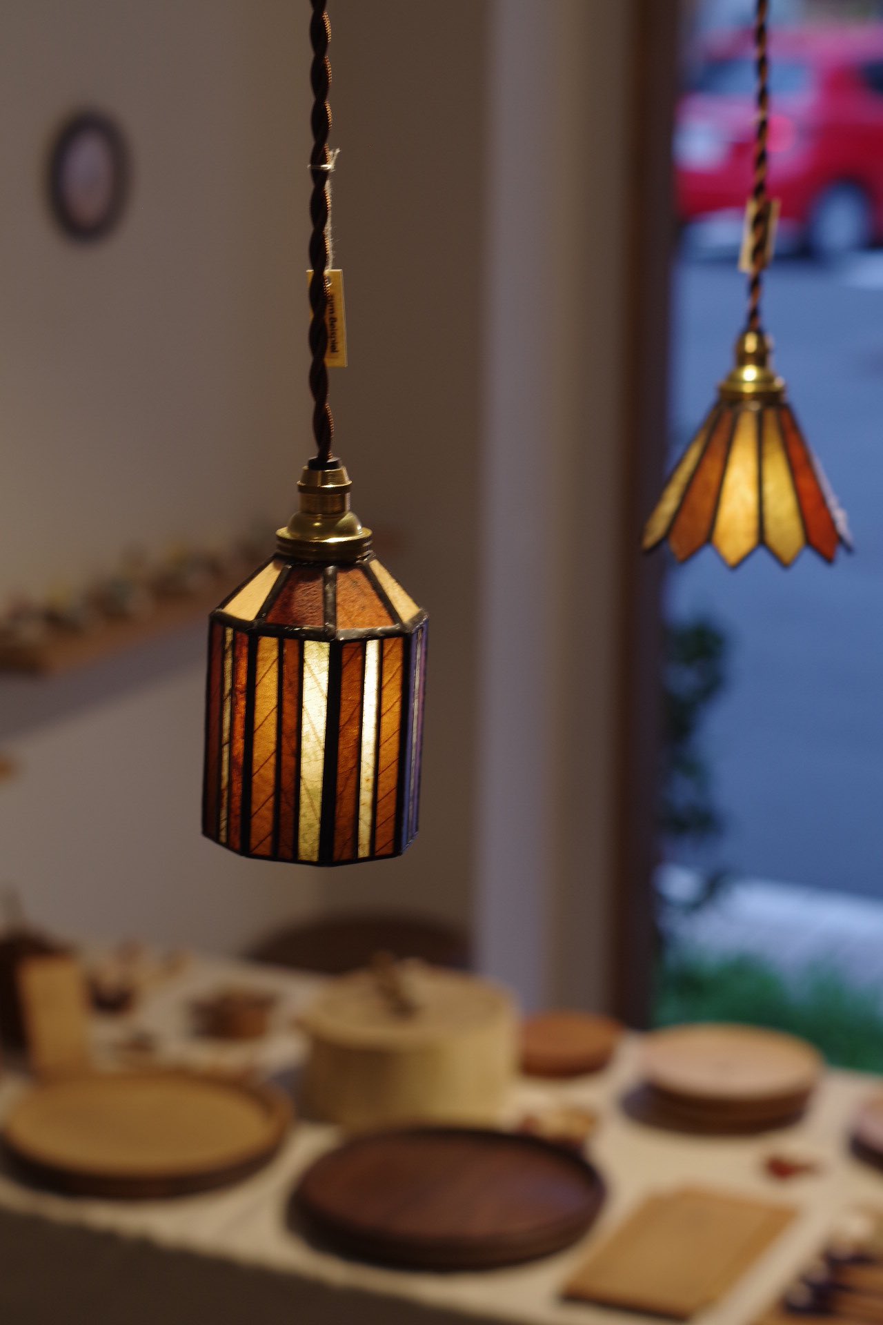 ZumBeispielさんのステンドグラス落ち葉ランプ