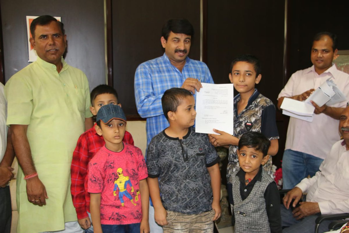 BJP4Delhi's tweet photo. हर शनिवार की तरह इस शनिवार भी प्रदेश अध्यक्ष एवं सांसद श्री @ManojTiwariMP जी ने जनता दरबार लगाया एवं सभी की समस्याओं को सुनकर उनके निवारण की शीघ्र भरोसा दिया।
#BJPcares4Delhi https://t.co/okWJUUVh9M