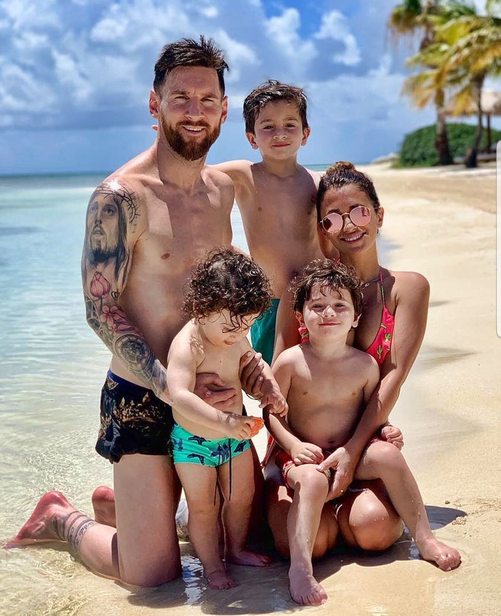 OnlyFutball's tweet photo. La familia Messi relaxing at the beach 😎☀️🏝 https://t.co/zXfutLfJif