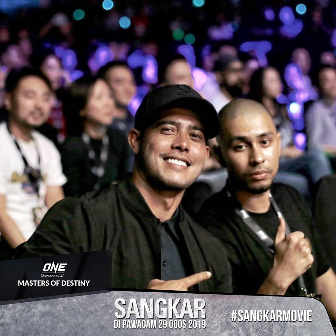primeworksfilm's tweet photo. Penyanyi OST SANGKAR “FIGHTER” @amanracom pun ada siap duduk sebelah hero kita @zul_ariffin86 untuk tengok ONE Championship Master Of Destiny malam tadi. Mood SANGKAR dah mula membara ni 🔥🔥

SANGKAR DI PAWAGAM 29 OGOS INI!
#OneChampionship
#MasterofDestiny
#SangkarMovie https://t.co/JUgdSP7lRg