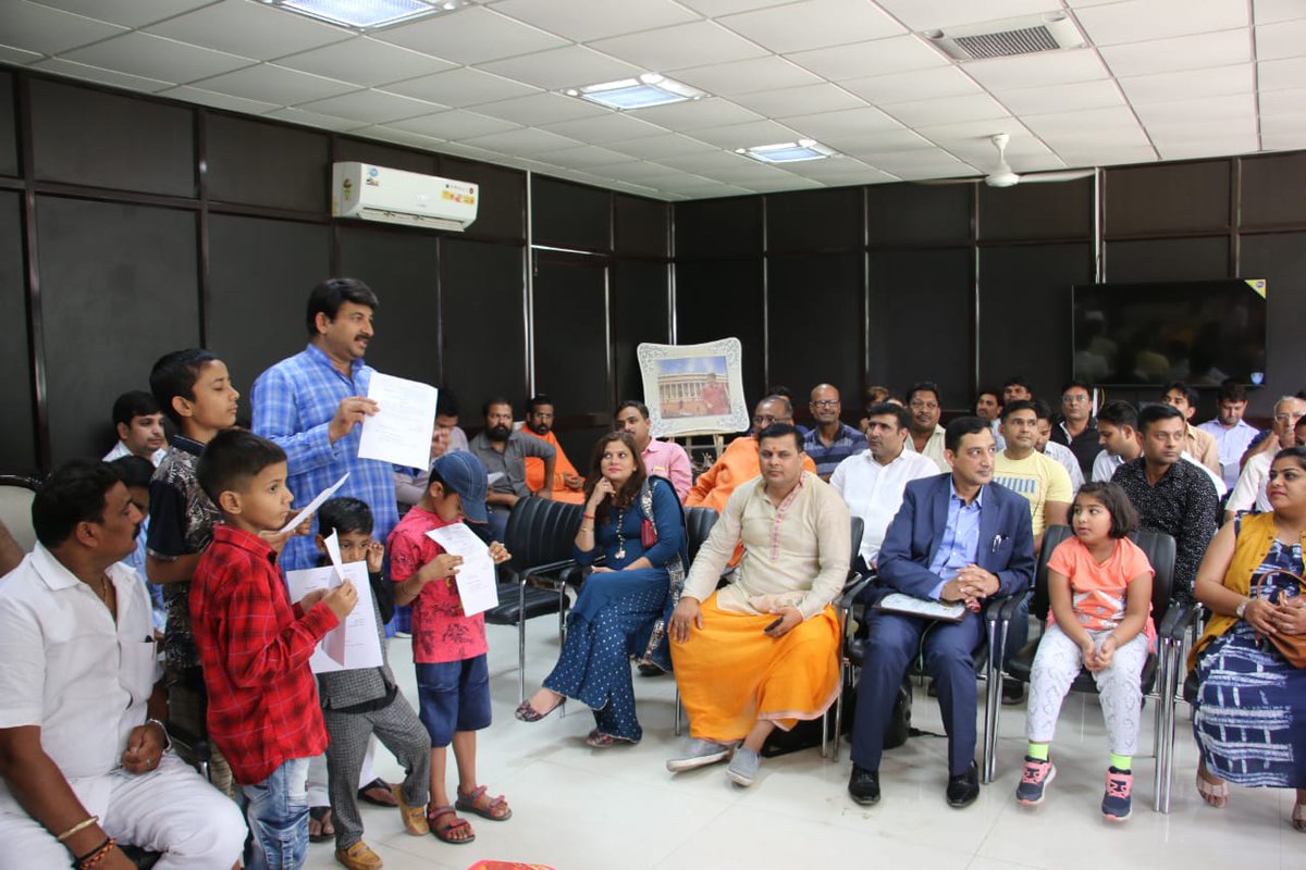 BJP4Delhi's tweet photo. हर शनिवार की तरह इस शनिवार भी प्रदेश अध्यक्ष एवं सांसद श्री @ManojTiwariMP जी ने जनता दरबार लगाया एवं सभी की समस्याओं को सुनकर उनके निवारण की शीघ्र भरोसा दिया।
#BJPcares4Delhi https://t.co/okWJUUVh9M