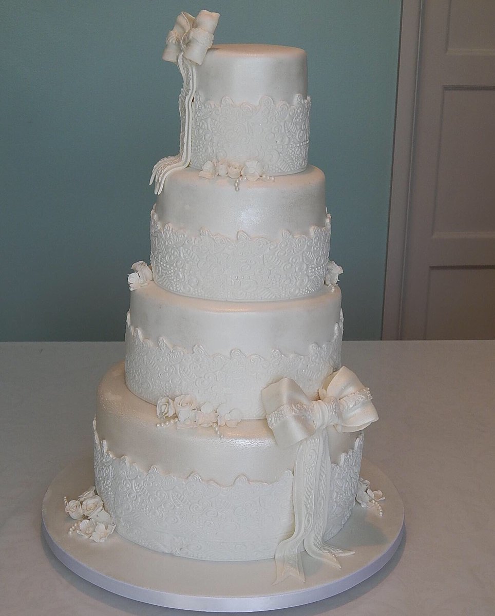 Latest wedding cake 👰🏼🤵🏻
More of my cakes over on my Instagram - instagram.com/sugarpastedrea…
#Dorset #cake #wedding