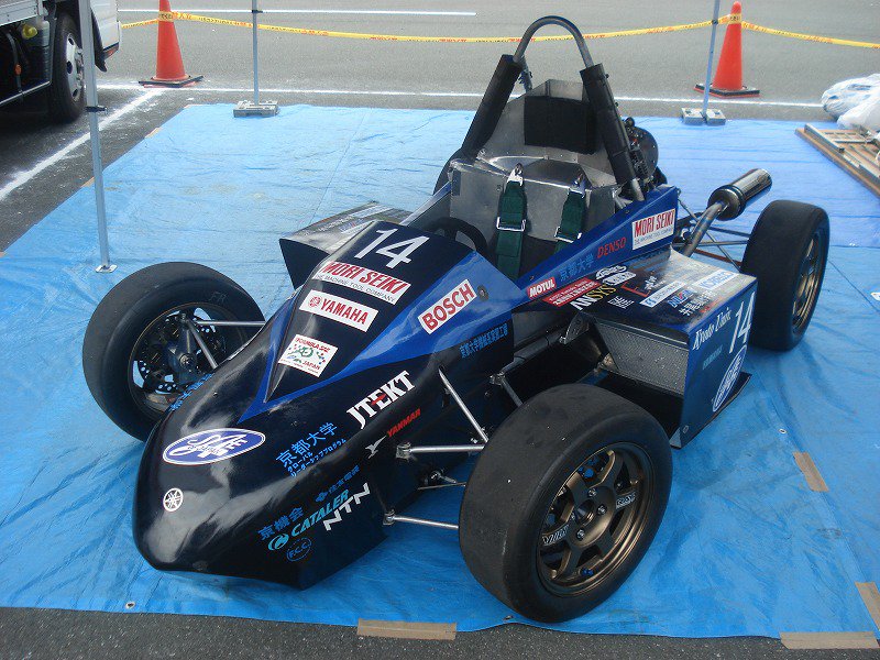 京都大学フォーミュラプロジェクトkart Yj R07 09年度車両 車両の運動性能を上げるためにヨー慣性モーメントの低減を目指し シャシー周りだけで昨年度比 4 2 を達成 レギュレーションの変更に伴う重量増の問題に苦しめられたが 昨年度より10kg増に 京都大学フォーミュラプロジェクトkart Yj R07 09年度車両 車両の運動性能を上げるためにヨー慣性モーメントの低減を目指し シャシー周りだけで昨年度比 4 2 を達成 レギュレーションの変更に伴う重量増の問題に苦しめられたが 昨年度より10kg増に