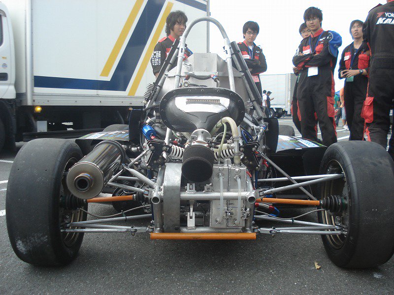 京都大学フォーミュラプロジェクトkart Yj R07 09年度車両 車両の運動性能を上げるためにヨー慣性モーメントの低減を目指し シャシー周りだけで昨年度比 4 2 を達成 レギュレーションの変更に伴う重量増の問題に苦しめられたが 昨年度より10kg増に 京都大学フォーミュラプロジェクトkart Yj R07 09年度車両 車両の運動性能を上げるためにヨー慣性モーメントの低減を目指し シャシー周りだけで昨年度比 4 2 を達成 レギュレーションの変更に伴う重量増の問題に苦しめられたが 昨年度より10kg増に