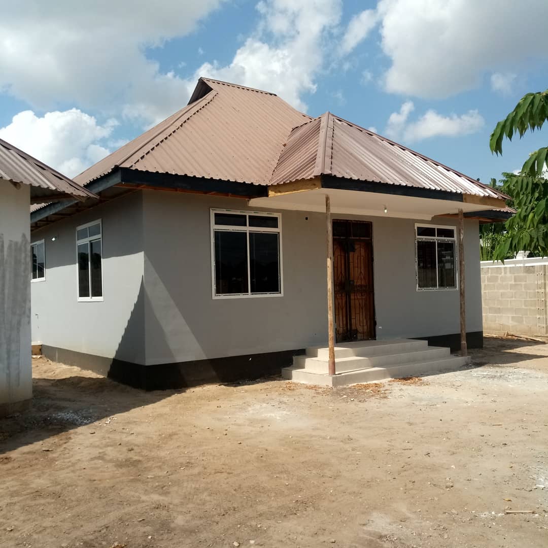 gewarealestate's tweet photo. HOUSE FOR RENT
▃▃▃▃▃▃▃▃▃▃▃▃▃▃▃▃▃▃▃ ▃ 
Located at Bunju B - Mazingira
--- Bedrooms 2
--- 1 master bedroom
--- Kitchen
--- Sitting room
--- Parking space 
--- Public toilet
--- Ndani ya fensi, car Parking
--- Maji, umeme
--- Price: Tsh. 300,000
Call  0622474799 https://t.co/r4WRg3PKmY