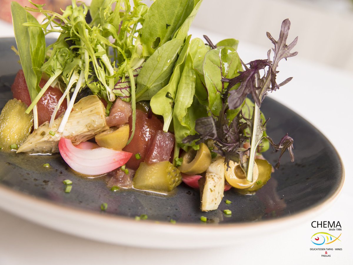 chema_restauran's tweet photo. 👨‍🍳Seguimos presentando nuestras exquisitas ensaladas con las que acompañar al centro. Esta vez le toca a la 🥗  "Ensalada de encurtidos con alcachofa, tomate y caballa" Una combinación de sabores entre mar y tierra que nos encanta!!🤗 https://t.co/BxaKL4JI2e